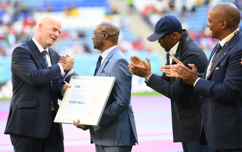 Roger Milla recibió una placa por parte del presidente de la FIFA, Gianni Infantino (Foto de: David Ramos - FIFA/FIFA via Getty Images)