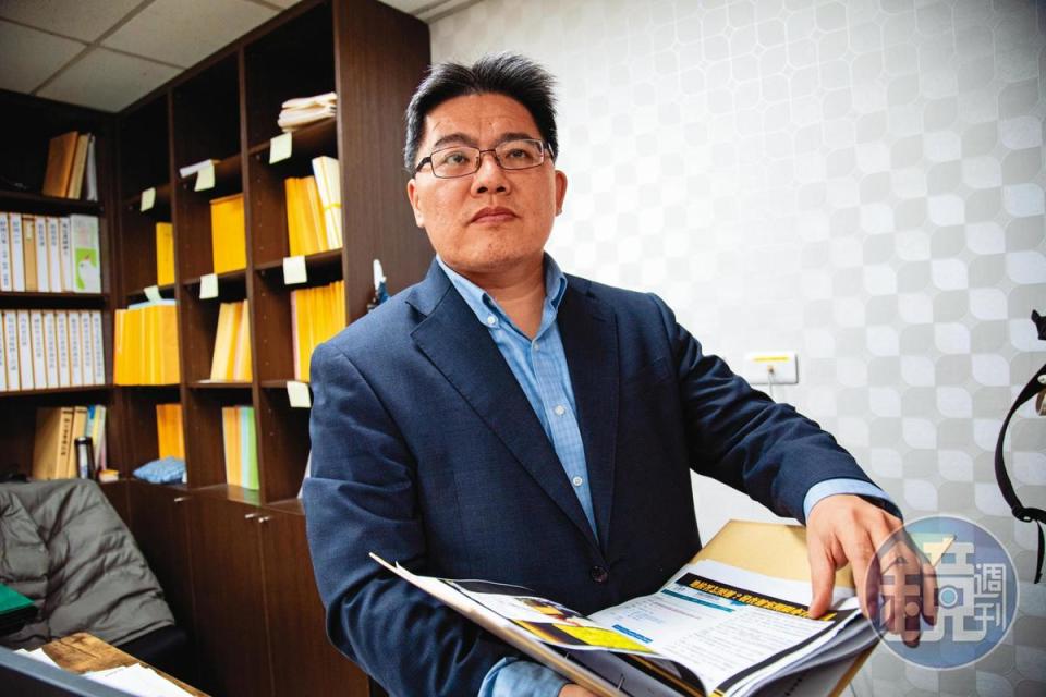 時代力量立委邱顯智指出，去年熱危害勞檢只有3家被裁罰，認為政府給違規業者的限期改善應有落日條款，並強化複檢次數。