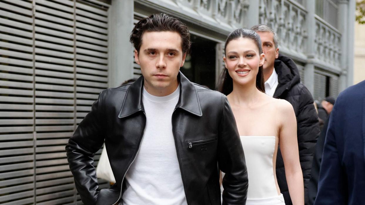 Brooklyn Beckham y Nicola Peltz en el desfile de Courreges en Paris Fashion Week