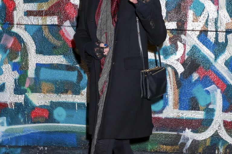 Melanie Griffith fue fotografiada luego de cenar en el restaurante americano Craig's; la actriz se mostró radiante bajo un maxi pañuelo y un trench negro