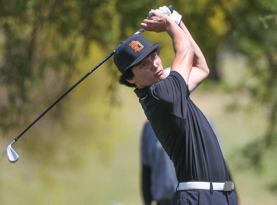 Mason Montgomery aus Palm Desert schlägt am 2. Mai 2024 beim DEL-Golf-Einzelfinale in Rancho Mirage, Kalifornien, das erste Loch in Mission Hills North ab.