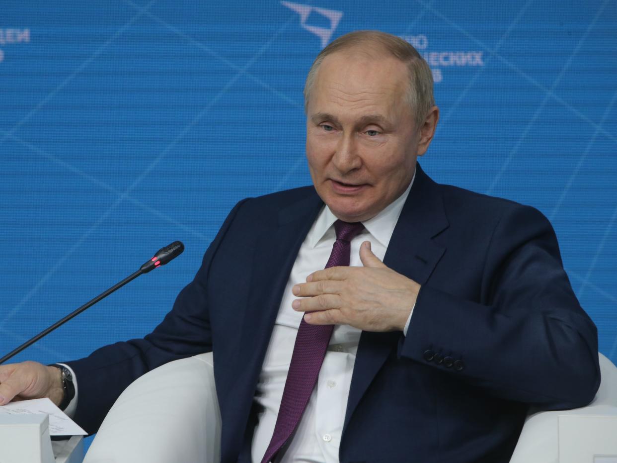 Putin speaks at forum