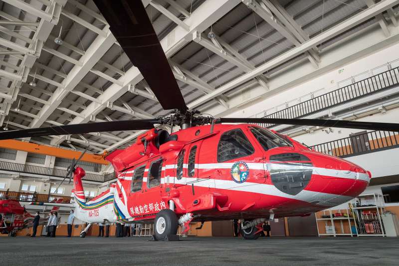 20200729-空勤總隊近年汰換老舊機種同時接裝軍方撥交的UH-60M黑鷹直升機(圖)，其紅色塗裝是為空勤總隊的「正字標記」，再搭配AS-365海豚直升機，共同擔負災害防救、空中偵巡、森林滅火、運補等任務。（總統府flickr提供）