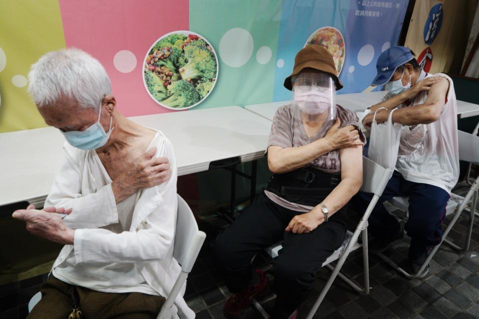 一些長者在萬華仁濟醫院接種疫苗後直接留在原地休息觀察。   圖：張良一/攝