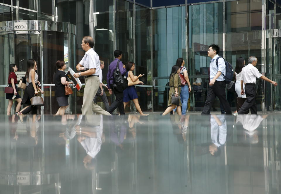 Office workers in the central business district in Singapore. (Photo: REUTERS/Edgar Su)