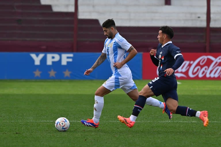 Alan Varela fue uno de los únicos dos jugadores que repitieron como titulares este lunes en Lanús de la victoria ante Paraguay 4-0 en Huracán; el otro fue Brey