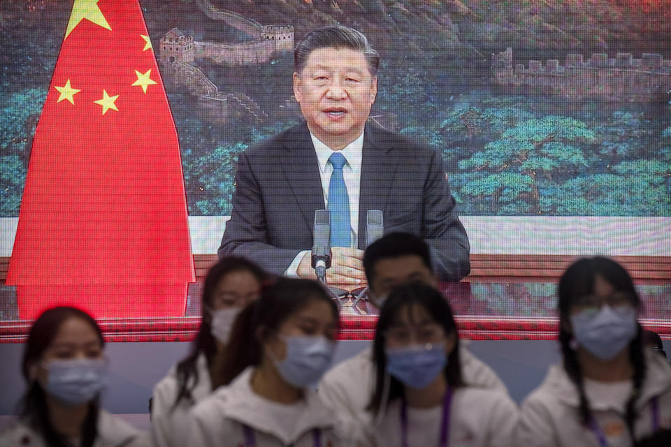 El presidente de China Xi Jinping pronuncia un discurso por video ante una feria de importadores en Shanghái, el 4 de noviembre del 2020. (AP Photo/Mark Schiefelbein)
