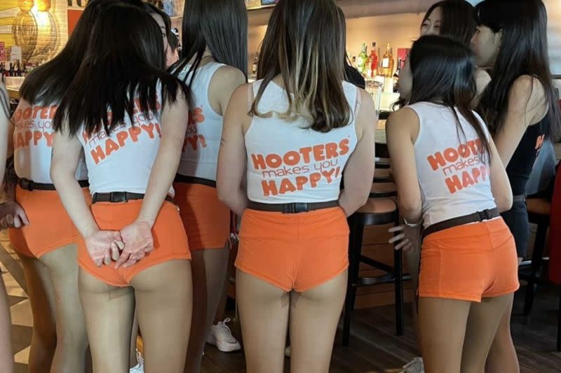 ▲原來，這間穿著清涼的店家名為「Hooters」，是美國一間相當著名的美式餐廳，其辣妹女店員就是其中特色。（圖/爆廢公社）