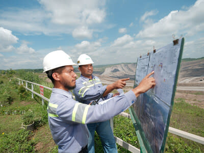 Employees of PT Bukit Makmur Mandiri Utama (BUMA), a subsidiary of Delta Dunia Makmur Tbk (Delta Dunia Group), at one of BUMA's operational sites. On 1 November 2023, Delta Dunia Group, the parent company of BUMA, BUMA Australia Pty Ltd (BUMA Australia), PT Bukit Teknologi Digital (B-TECH), and PT BISA Ruang Nuswantara (BIRU), announces a strong operational performance and revenue growth during January to September 2023 period.