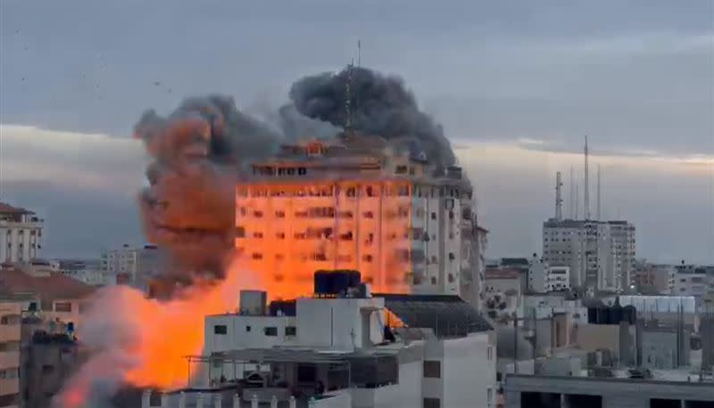 以色列空襲加薩市。（圖／翻攝自推特）