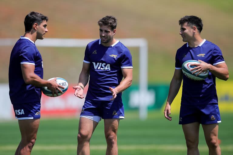 Santiago Carreras, que volverá a ser el fullback titular; Juan Cruz Mallía, que será su suplente, y Tomás Albornoz, el nuevo apertura de los Pumas, en un alto de distensión en una práctica para la batalla final del Rugby Championship contra Sudáfrica.