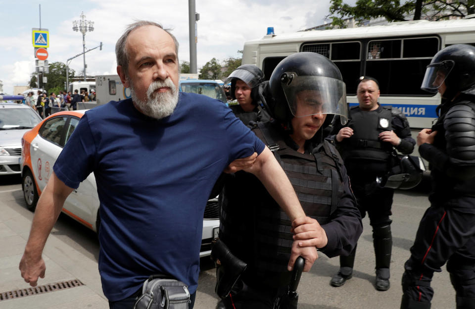 <p>Riot police detain a man during an anti-corruption protest organised by opposition leader Alexei Navalny, in central Moscow, Russia, June 12, 2017. (Maxim Shemetov/Reuters) </p>