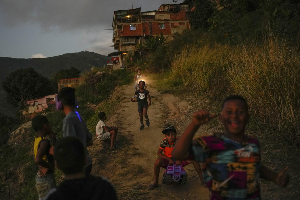 Niños jugando en el barrio Catia de Caracas, Venezuela, el 2 de enero de 2022. (AP Foto/Matias Delacroix)