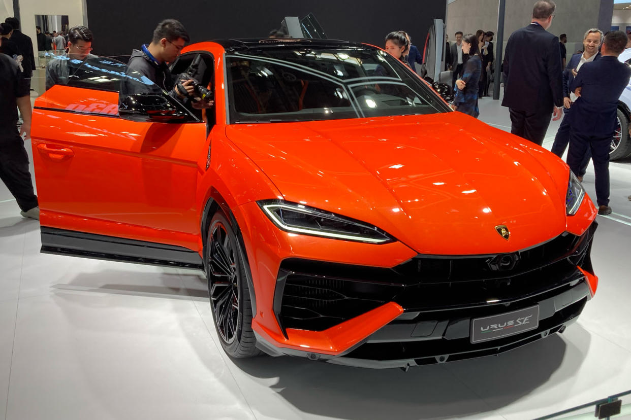 Lamborghini Urus SE at Beijing motor show front quarter