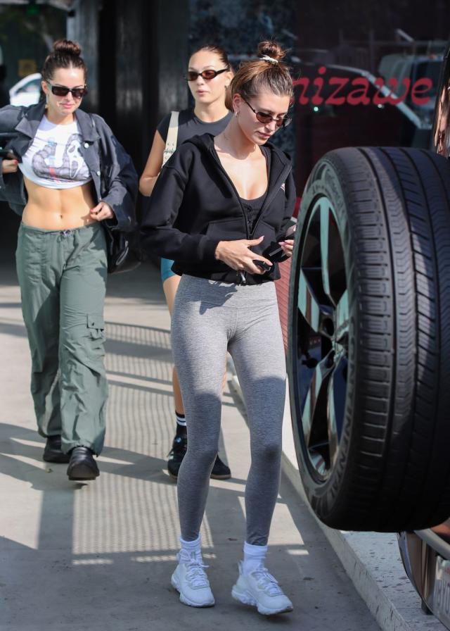 hailey bieber shows off her toned figure in black crop top and grey leggings  as she heads for a workout in los angeles-120121_10