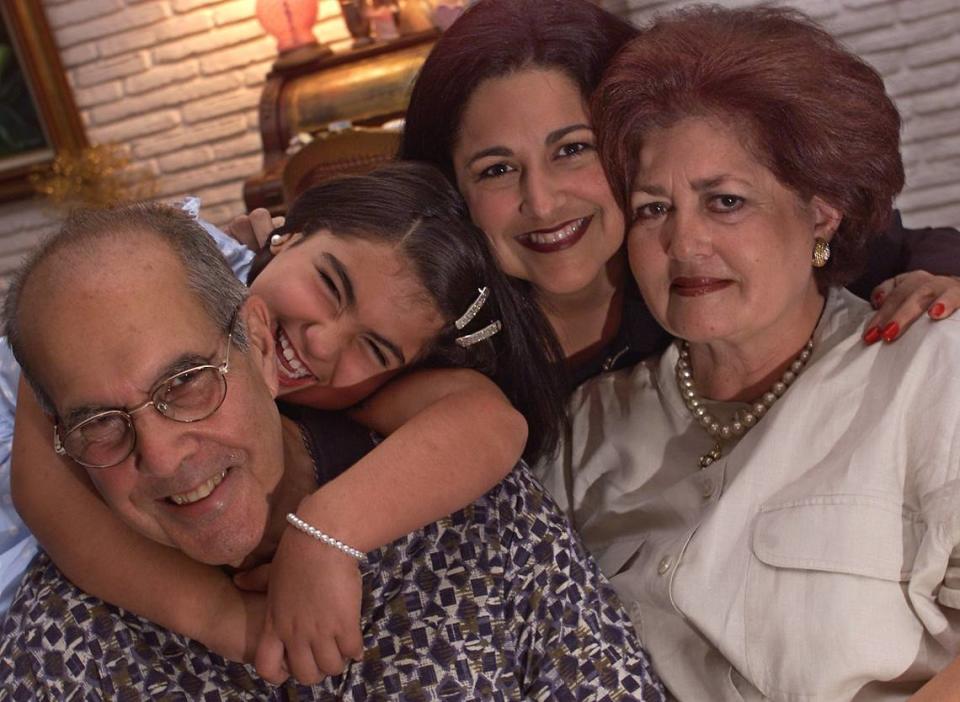 The lawyer Osvaldo Soto with his granddaughter Bertila Fernández, his daughter Bertila A. Soto and his wife, Bertila.