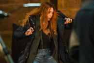 Elizabeth Olsen wärmt sich augenscheinlich für eine Kampfszene in "Avengers: Infinity War" auf. (Bild-Copyright: DMC/Splash News)