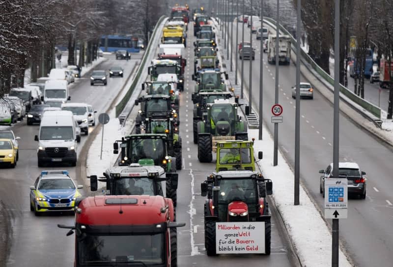 Tractors drive along the Mittlerer Ring during a demonstration by farmers in the city center. In response to the German government's austerity plans, the farmers' association has called for a week of action with rallies and rallies starting on January 8. It is to culminate in a major demonstration in the capital on January 15. Sven Hoppe/dpa