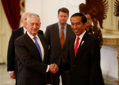 U.S. Secretary of Defence Jim Mattis (L) shakes hands with Indonesia's President Joko Widodo during his visit to the presidential palace in Jakarta, Indonesia January 23, 2018. REUTERS/Darren Whiteside