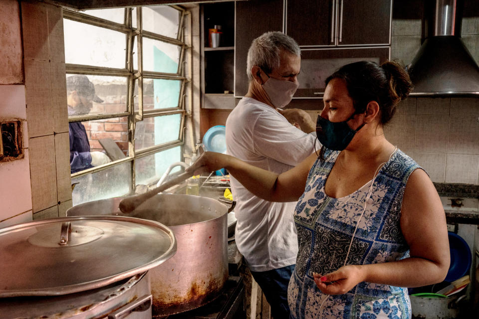 Voluntarios en un comedor comunitario en Buenos Aires, Argentina, el 13 de abril de 2021. (Sarah Pabst/The New York Times)