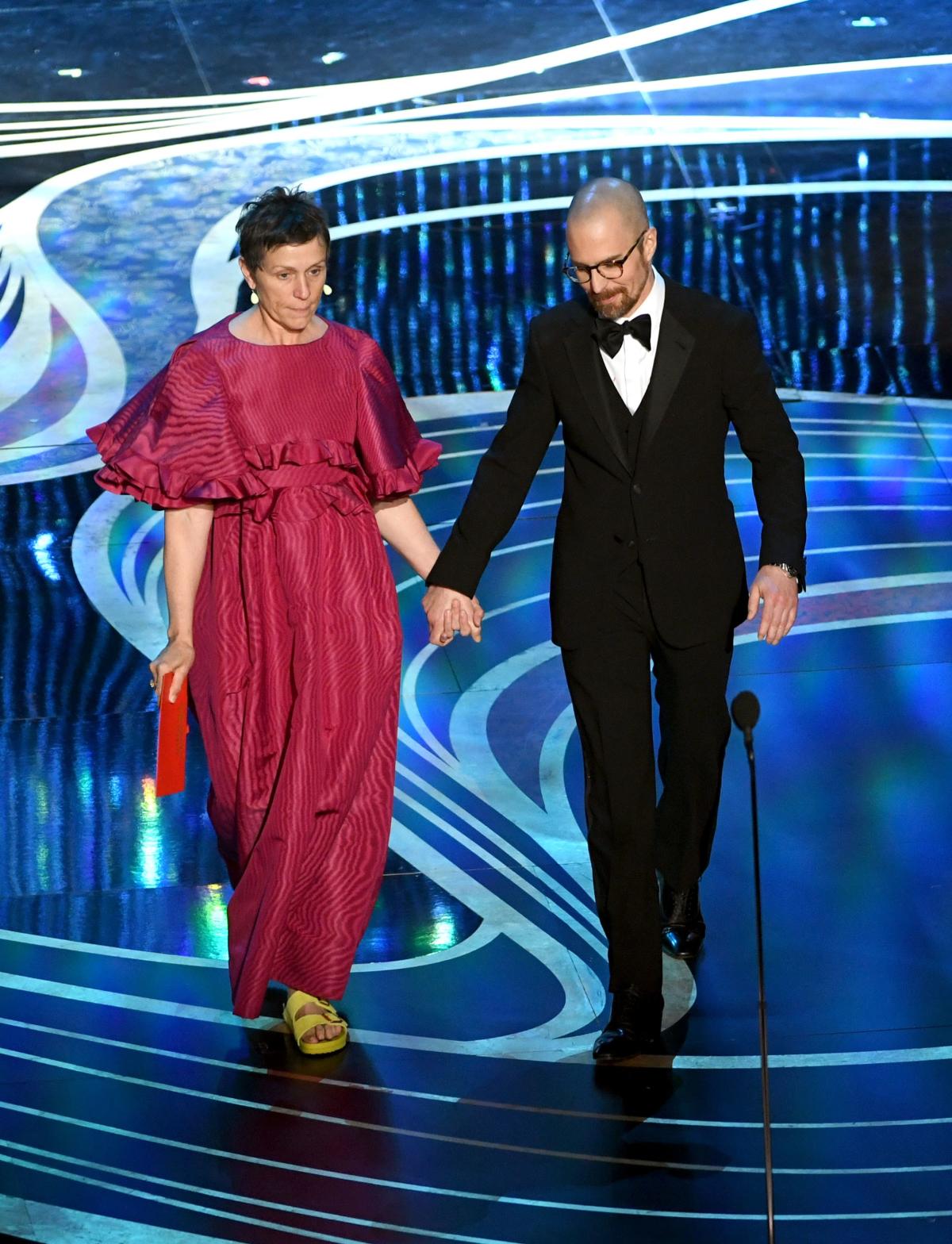 hovedvej mindre Revisor Frances McDormand Wears Custom Valentino Birkenstocks on Stage at the Oscars