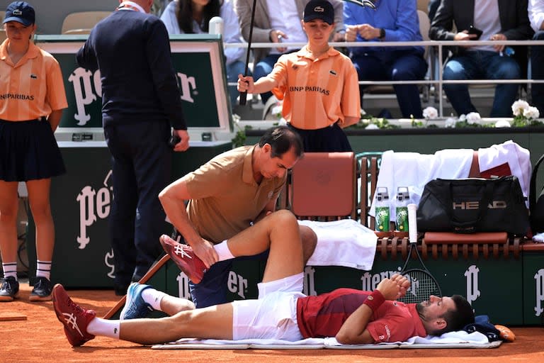 Novak Djokovic recibiendo tratamiento del fisioterapeuta 