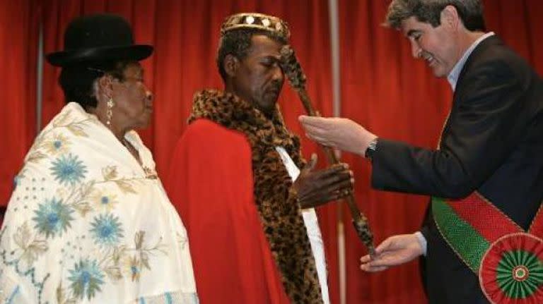 Vestido con capa roja, Pinedo prometió “cuidar por la felicidad y el bienestar de todos los afrobolivianos” tras recibir la corona y el bastón