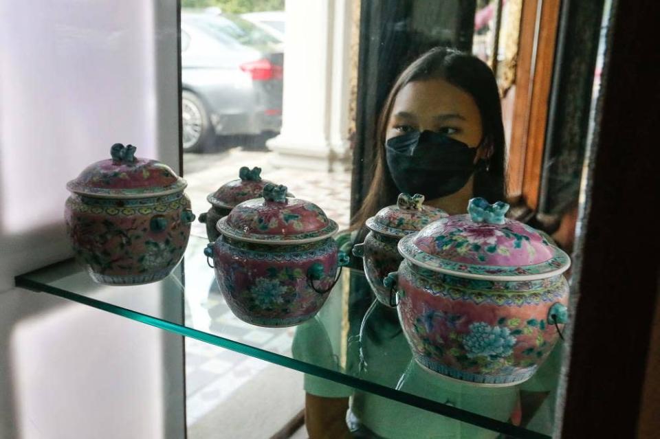 A guest admires the ‘Kam Cheng’ pot on display at the Kam Cheng Cache exhibition at Seven Terraces in George Town July 6, 2022. ― Picture by Sayuti Zainudin