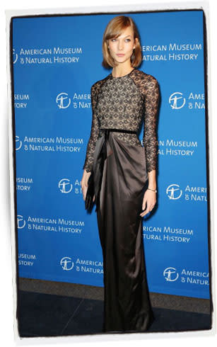 La modelo Karlie Kloss presume un elegante vestido de encaje y transparencias. - Foto: Monica Schipper │ Getty Images 