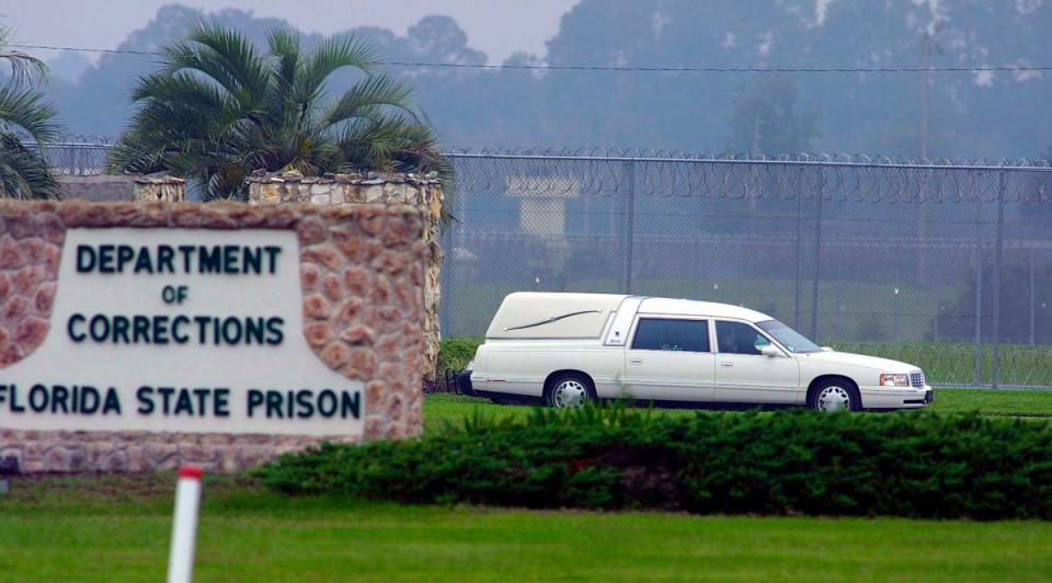 The hearse carrying the body of convicted killer Aileen Wuornos leaves the Florida State Prison after her execution (Getty)