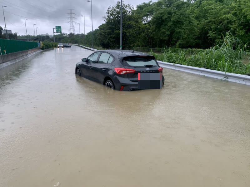 ▲高雄雨下不停，燕巢義大醫院前今（20）日上午傳出有人車受困積水道路中。（圖／翻攝畫面）