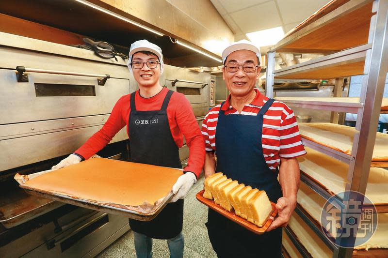 蔡政達（右）首創起酥蛋糕，流行至今31年，兒子蔡宗廷（左）不捨父親做到全身痛，13年前退伍便接班。