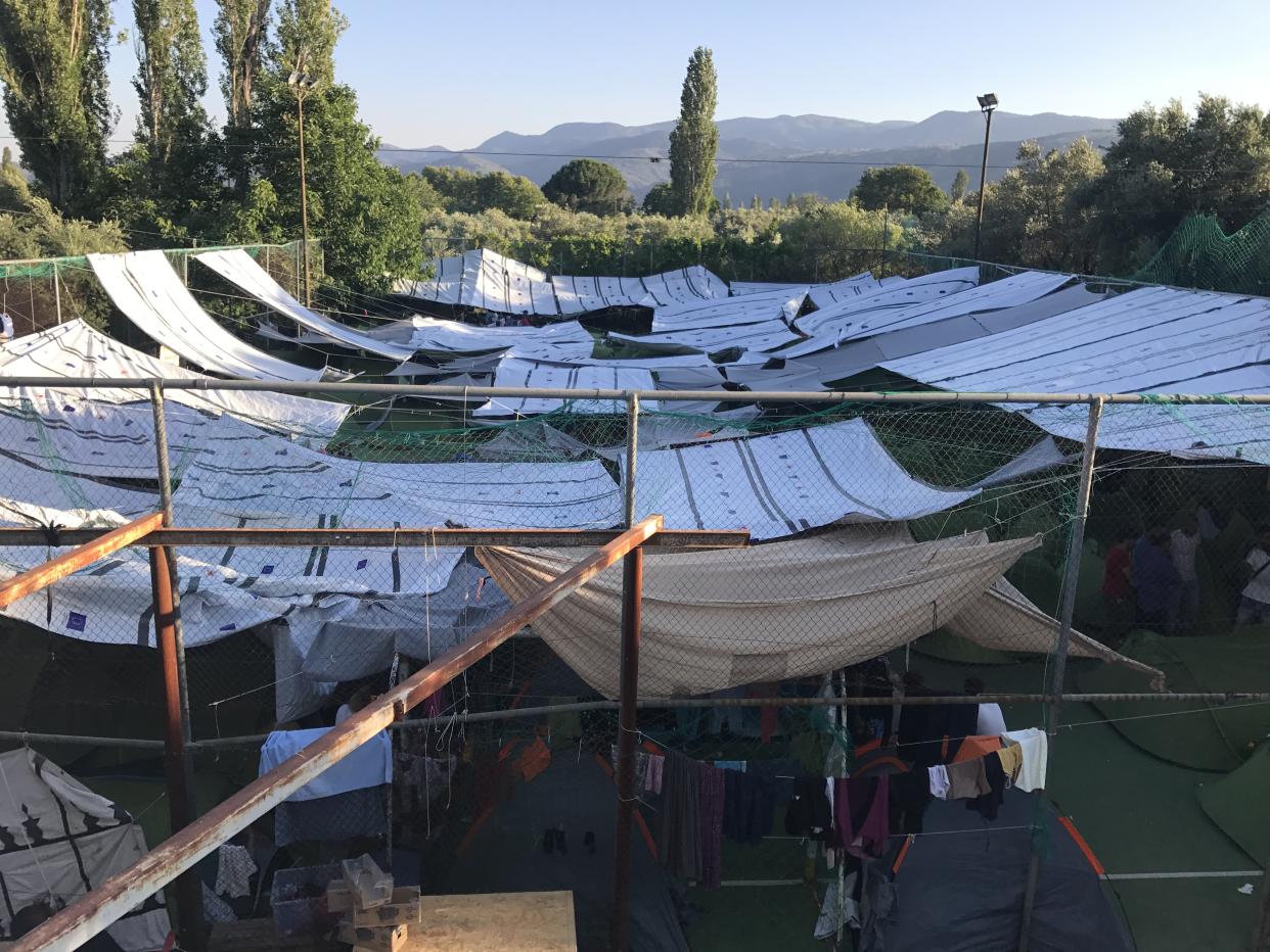 Mitten in der malerischen Landschaft von Lesbos müssen Flüchtlinge in Zeltstädten leben (Bild: Tobias Huch)