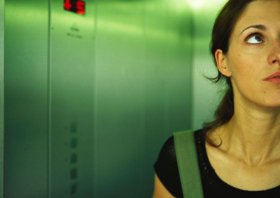 Una mujer dentro de un ascensor. 