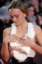 Nous sommes le 3 octobre 2019. Lily-Rose Depp est présente au London Film Festival pour y présenter son nouveau film "The King". Sur le tapis rouge, elle pose avec une robe au dos nu et très décolletée face à des photographes ravis. Soudainement, l'angoisse de toutes les femmes sur un tapis rouge se profile : l'accident de décolleté. Après un petit coup de vent, sa robe s'est envolée. Mais la jeune femme a eu le réflexe de vite réagir, évitant l'incident de peu. Sa réaction ? Un grand sourire, comme souvent avec elle. (<em>crédit Getty</em>)