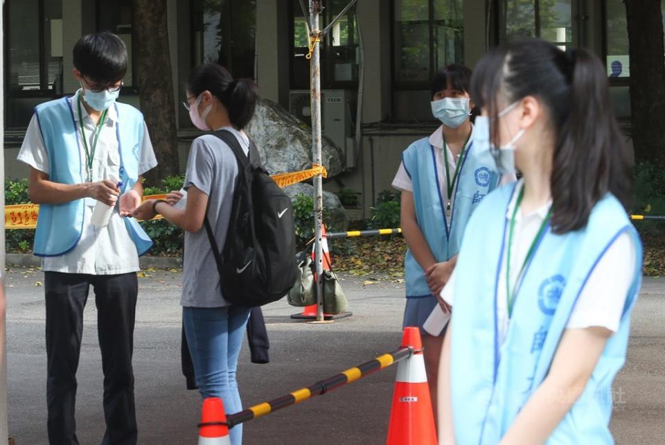 國中教育會考16日登場，因應2019冠狀病毒疾病（COVID-19，俗稱武漢肺炎）疫情，考生須全程戴口罩，進考場前須用酒精消毒雙手。（中央社）