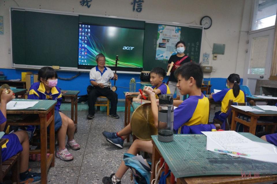 ▲許村和老師為華南國小學生示範認識高甲戲曲樂器操作。（圖／記者陳雅芳攝，2023.10.15）