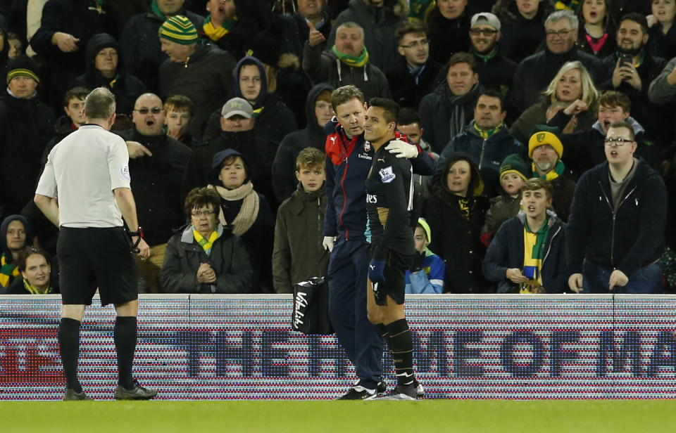 Football Soccer - Norwich City v Arsenal - Barclays Premier League - Carrow Road - 29/11/15 Arsenal's Alexis Sanchez goes off injured Action Images via Reuters / John Sibley Livepic EDITORIAL USE ONLY. No use with unauthorized audio, video, data, fixture lists, club/league logos or "live" services. Online in-match use limited to 45 images, no video emulation. No use in betting, games or single club/league/player publications. Please contact your account representative for further details.