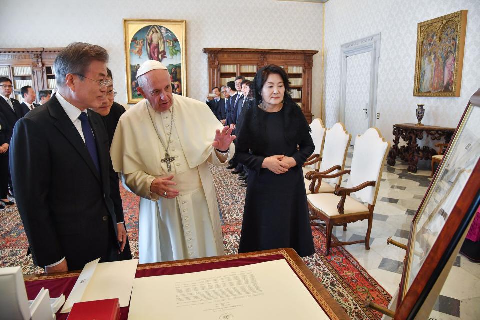 South Korean President Moon Jae-in and his wife Kim Jung-sook, right, listen to Pope Francis during a private audience at the Vatican, Thursday, Oct. 18, 2018. South Korea's president is in Italy for a series of meetings that culminated with an audience with Pope Francis at which he's expected to extend an invitation from North Korean leader Kim Jong Un to visit. (Alessandro Di Meo/ANSA via AP)
