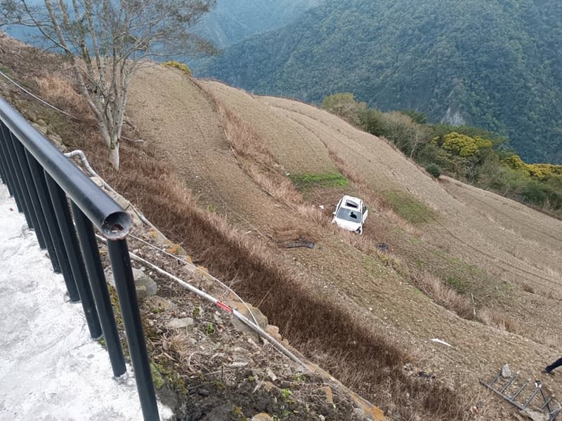 21日晚間一輛白色小客車開車到南橫公路旁農場，因未熄火也未見人員下車，農場主人通知警方，警車剛到，自小客車忽暴衝撞護欄墜落梯田，王姓駕駛送醫不治，警方調查事故原因中。（圖／警方提供）