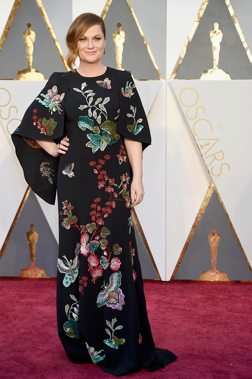 Amy Poehler – Fashion faux pas pour l’humoriste américaine qui donne l’impression de faire tapisserie. 
