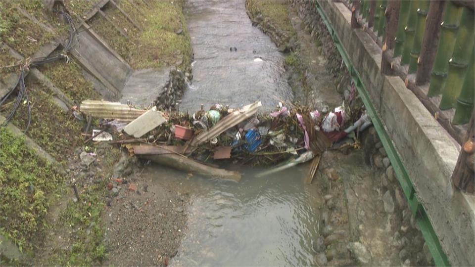 信義區下大雨　山區泥水傾瀉.大排滿水淹街道