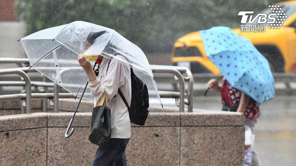平地朋友午後外出還是帶著雨具備用會較保險。（示意圖／TVBS資料照）