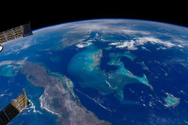 <p>2 mai. "Je ne veux pas en abuser, mais les Bahamas sont vraiment le décor de carte postale rêvé… enfin si on envoyait des cartes postales depuis l’ISS. Dans la Cupola, on se croirait dans un bateau à fond de verre quand vous avez l’eau bleue turquoise sous les pieds… mais à 400 km.", confie-t-il.</p>