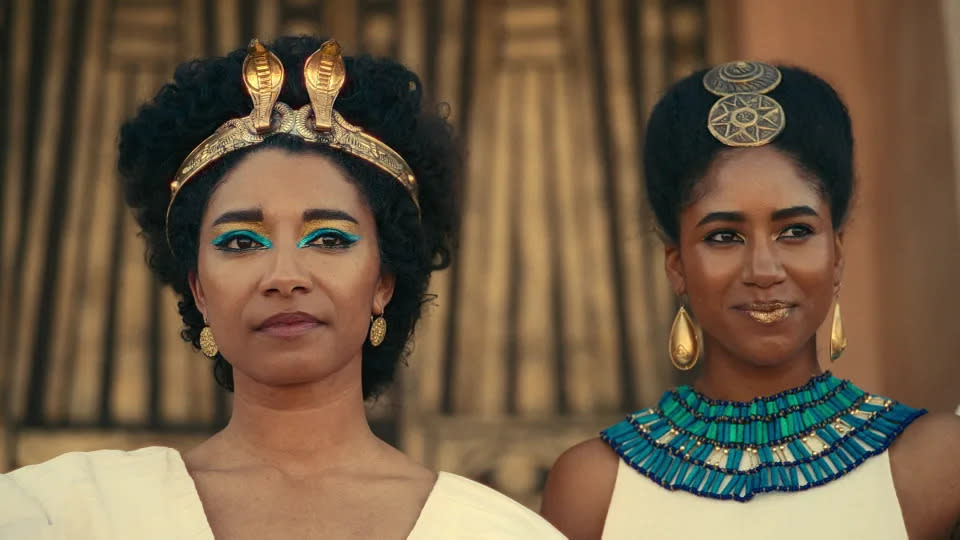 Adele James como la reina Cleopatra en la serie de Netflix (@Netflix)