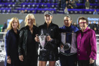 Garbiñe Muguruza, of Spain, center, holds the trophy accompanied by former tennis players Billie Jean King, right, Conchita Martinez, second from right, Chris Evert, left, and Martina Navratilova, after defeating Anett Kontaveit, of Estonia, at the final match of the WTA Finals tennis tournament in Guadalajara, Mexico, Wednesday, Nov. 17, 2021. (AP Photo/Refugio Ruiz)