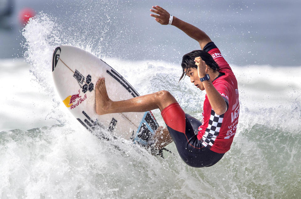 ARCHIVO - En imagen de archivo del 4 de agosto de 2017, el japonés Kanoa Igarashi compite en el U.S. Open de Surf, en Huntington Beach, California. (Mark Rightmire/The Orange County Register vía AP)