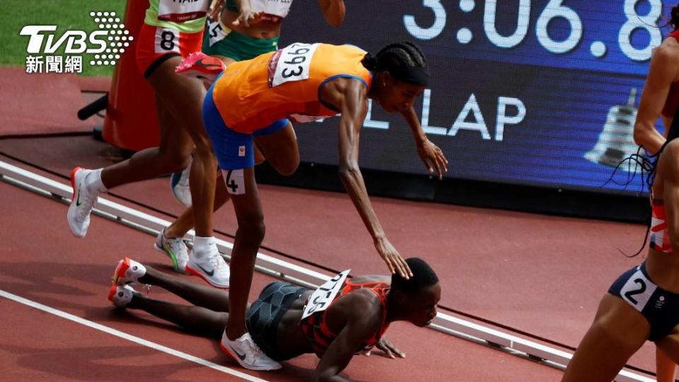 前方的肯亞選手跌倒後，哈桑也遭絆倒。（圖／達志影像路透社）