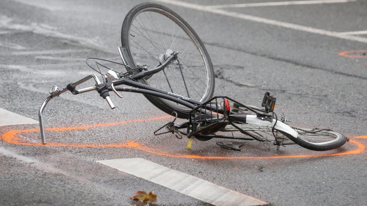 Nach einem Unfall liegt ein zerstörtes Fahrrad auf der Straße. Nach Angaben des Verkehrssicherheitsrats waren 2018 29 Prozent aller bei Unfällen getöteten Verkehrsteilnehmer Fußgänger und Radfahrer.