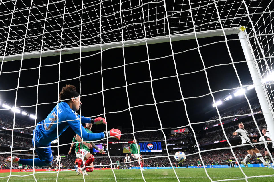 18.10.2023, USA, Philadelphia: Fußball: Länderspiele, Mexiko - Deutschland, Lincoln Financial Field. Deutschlands Niclas Füllkrug (r) erzielt per Kopf gegen Mexikos Torwart Guillermo Ochoa das Tor zum 2:2. Foto: Federico Gambarini/dpa +++ dpa-Bildfunk +++